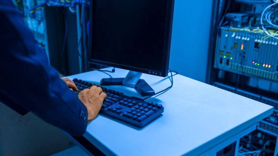 LLM API 응답 속도 느려질 때, 코드 최적화 전 확인할 5가지 인프라 병목 지점